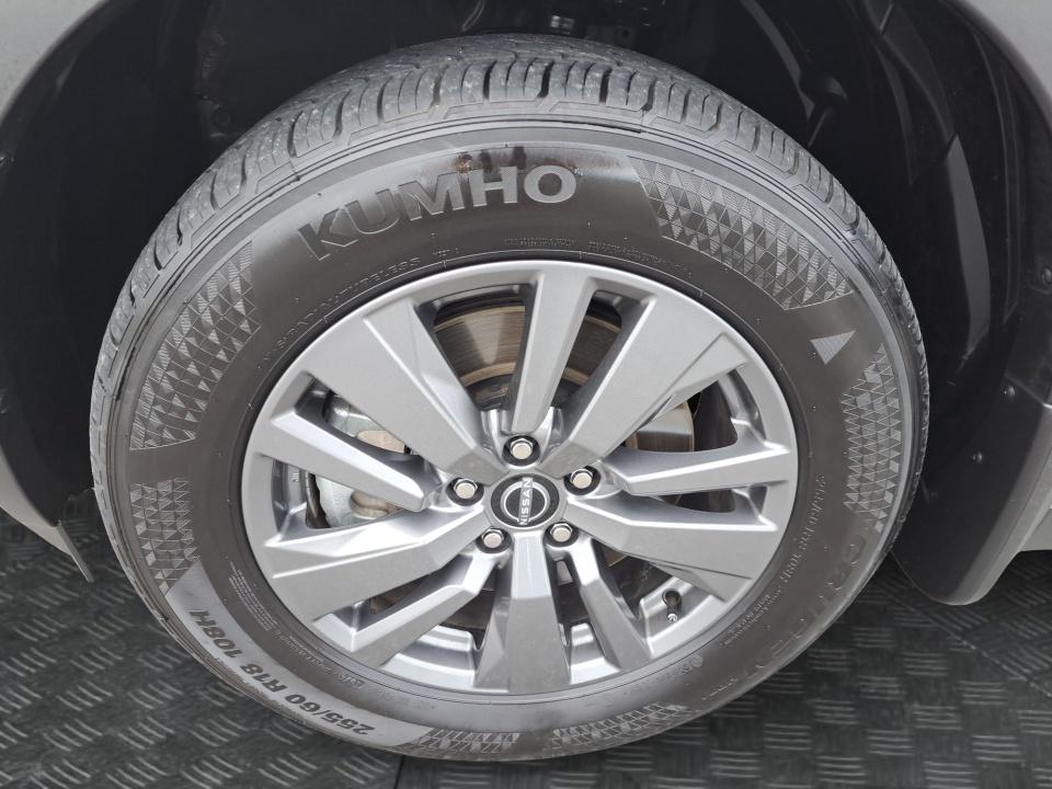 2025 Nissan Pathfinder SV