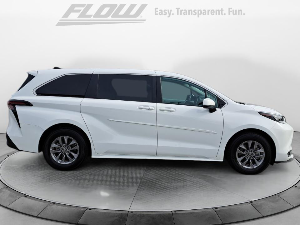 2025 Toyota Sienna LE